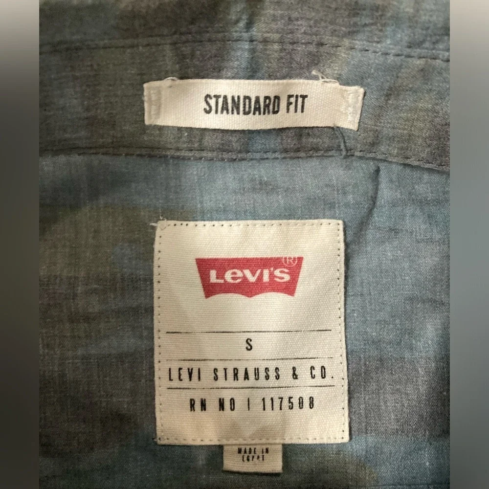 Levi’s Men’s Size Small Standard Fit‎ Button Down Shirt